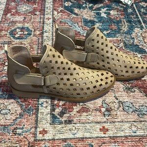 Musse and cloud booties - size 6